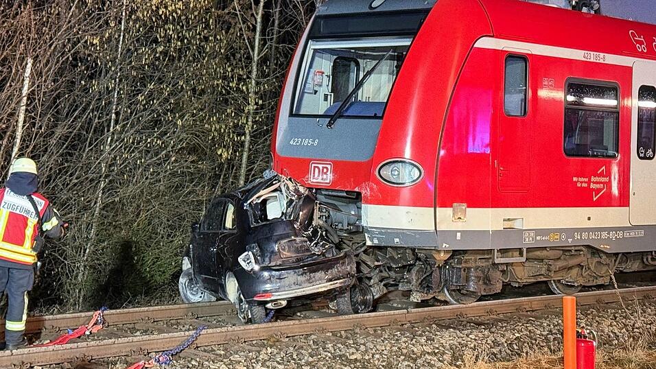 Der Kleinwagen wurde beim Zusammensto&szlig; stark eingedr&uuml;ckt.