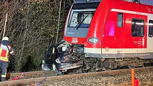 Der Kleinwagen wurde beim Zusammensto&szlig; stark eingedr&uuml;ckt.