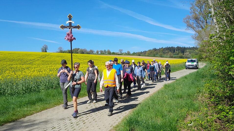 Betend und singend machte man sich auf den Weg.