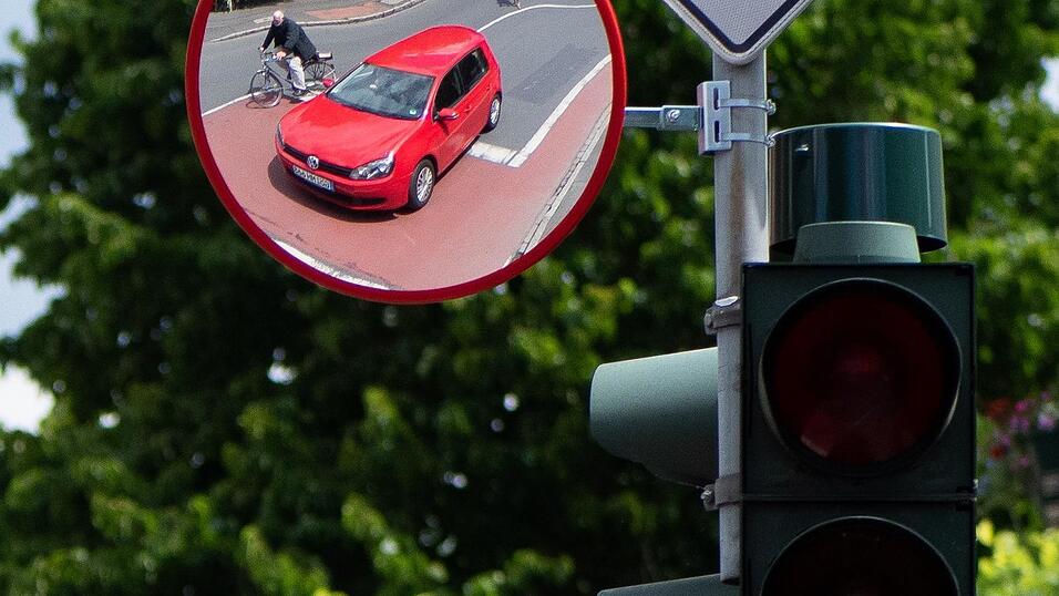 Trixi-Spiegel sollen den Straßenverkehr sicherer machen und vor dem toten Winkel schützen. Trixi-Spiegel sollen den Straßenverkehr sicherer machen und vor dem toten Winkel schützen.