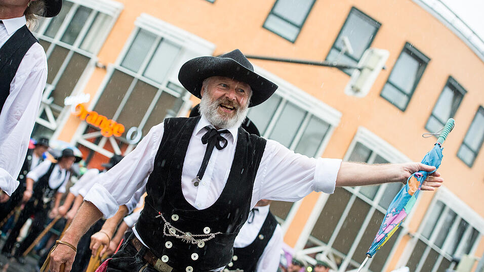Alle Bilder dazu finden Sie hier.Foto: Mathias AdamBilder vom verregneten Volksfestauszug. Alle Bilder dazu finden Sie hier.Foto: Mathias AdamBilder vom verregneten Volksfestauszug.