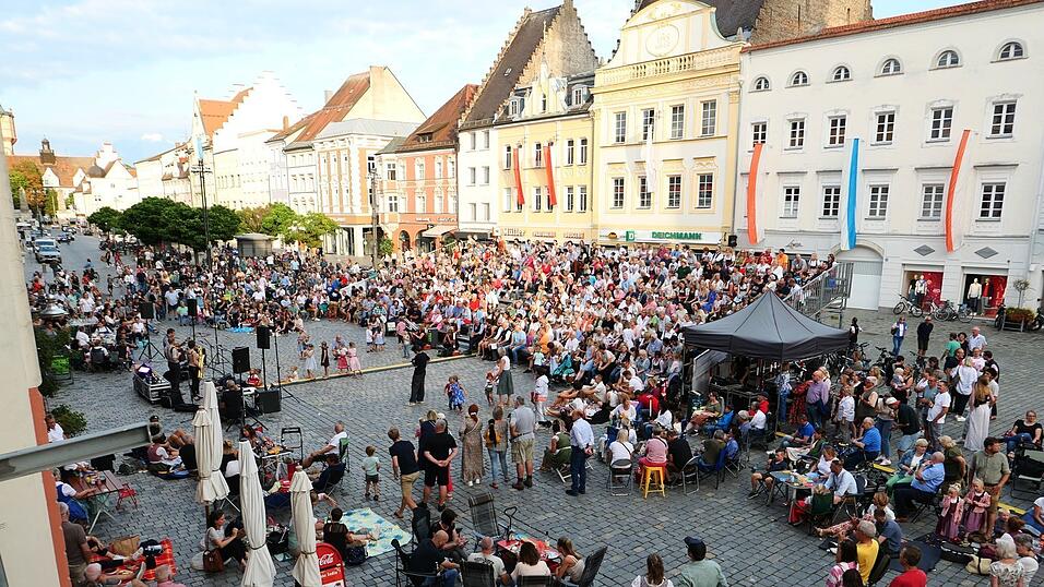 Jung und Alt waren gekommen, um am Vorabend des G&auml;ubodenvolksfests voller Vorfreude zusammen zu feiern.