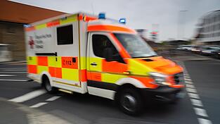 Stark unterkühlt wird der ältere Mann in ein Krankenhaus gebracht. (Symbolbild)