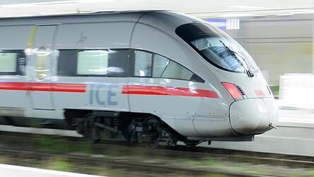 Ab dem 15. Dezember fallen in Straubing zwei ICE-Halte weg. Bis zum 6. Februar halten dann noch vier ICE in Straubing, danach wegen der Generalsanierung der Bahnstrecke vorübergehend keine mehr.