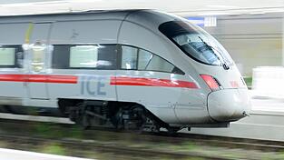 Ab dem 15. Dezember fallen in Straubing zwei ICE-Halte weg. Bis zum 6. Februar halten dann noch vier ICE in Straubing, danach wegen der Generalsanierung der Bahnstrecke vorübergehend keine mehr.