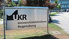 Vor dem Haupteingang des Uniklinikums Regensburg. Dort sollen zahlreiche Stellen abgebaut werden, um Geld einzusparen. Vor dem Haupteingang des Uniklinikums Regensburg. Dort sollen zahlreiche Stellen abgebaut werden, um Geld einzusparen.