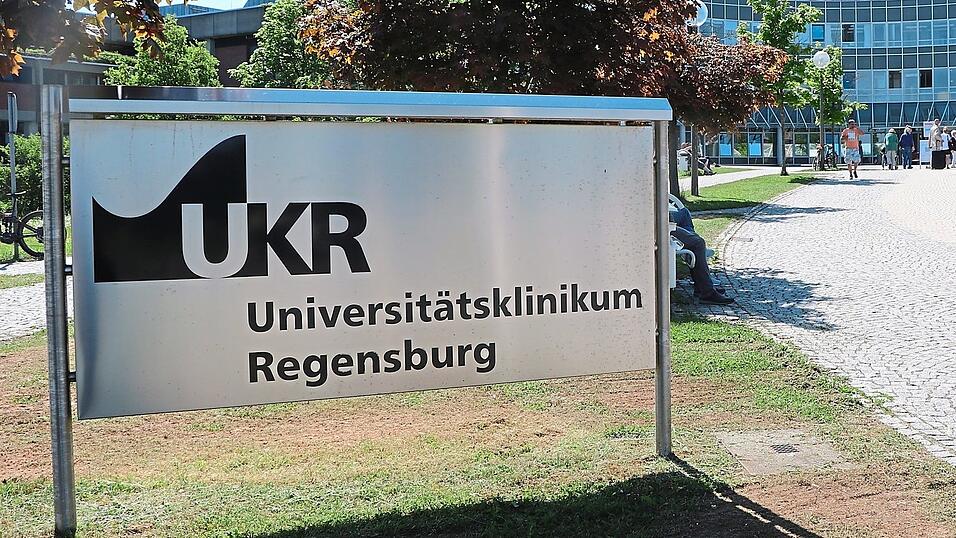 Vor dem Haupteingang des Uniklinikums Regensburg. Dort sollen zahlreiche Stellen abgebaut werden, um Geld einzusparen. Vor dem Haupteingang des Uniklinikums Regensburg. Dort sollen zahlreiche Stellen abgebaut werden, um Geld einzusparen.
