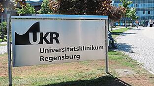Vor dem Haupteingang des Uniklinikums Regensburg. Dort sollen zahlreiche Stellen abgebaut werden, um Geld einzusparen. Vor dem Haupteingang des Uniklinikums Regensburg. Dort sollen zahlreiche Stellen abgebaut werden, um Geld einzusparen.