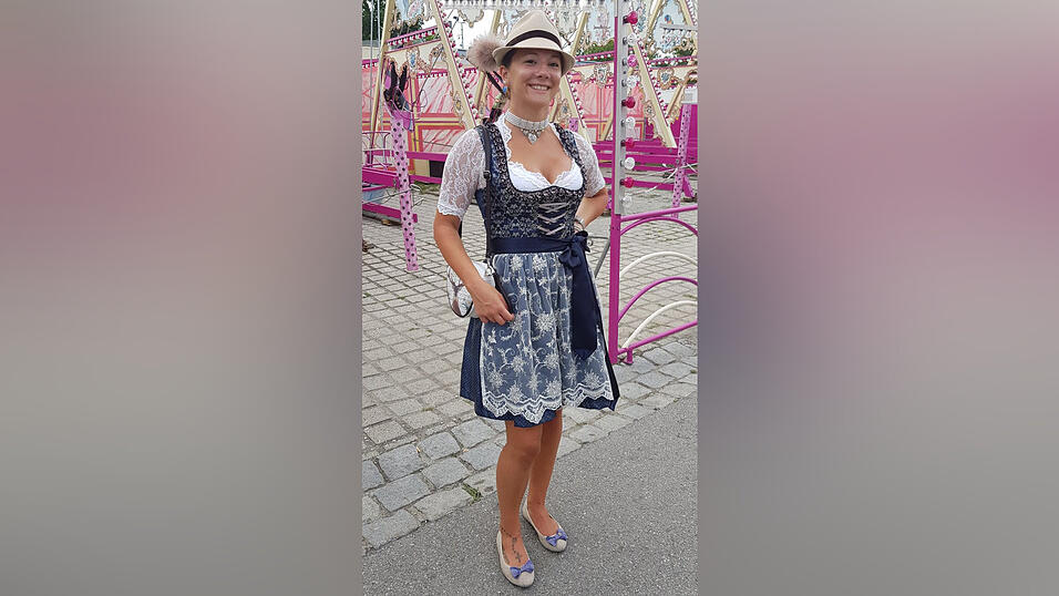 Ein Dirndl in dunklem Blau mit aufwendigem Muster und Spitzensch&uuml;rze. Dazu passend eine Kropfkette aus Perlen. Das Outfit des Tages am Montag kommt von Corinna Frank aus Regenstauf.