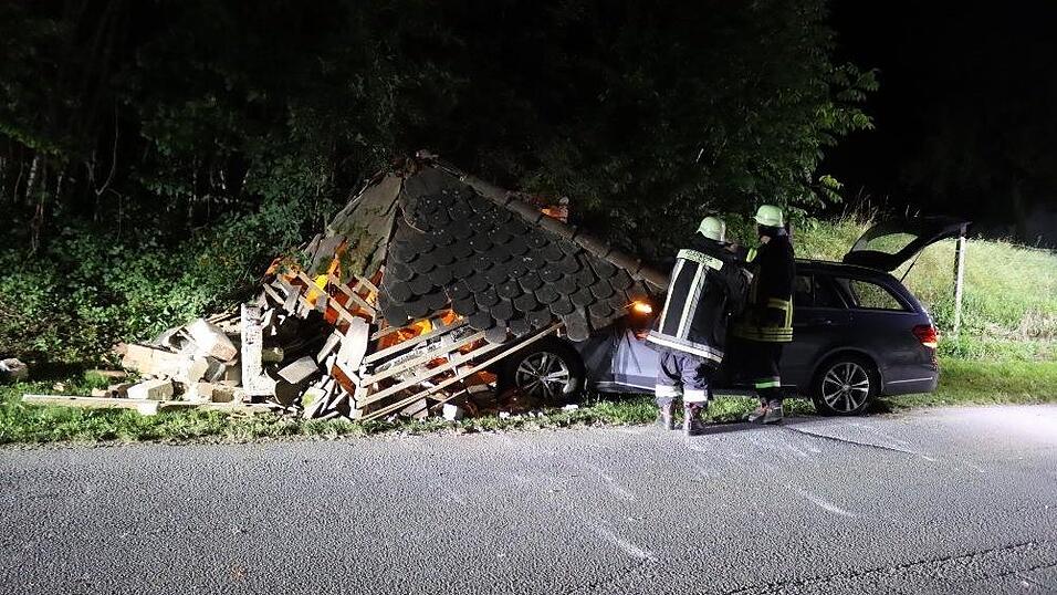 In Wallerfing ist ein junger Autofahrer nachts gegen ein Pumpenhaus geprallt.