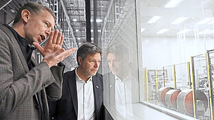 Einen sehnsüchtigen Blick auf die Batteriezellenproduktion von Northvolt wirft Robert Habeck (r.) während der Führung durch Firmenchef Peter Carlsson (l.). Habeck möchte Northvolt davon überzeugen, sich - wie geplant - mit einer vier Milliarden Euro teuren Fabrik für Batteriezellen in Elektroautos in Deutschland anzusiedeln. Einen sehnsüchtigen Blick auf die Batteriezellenproduktion von Northvolt wirft Robert Habeck (r.) während der Führung durch Firmenchef Peter Carlsson (l.). Habeck möchte Northvolt davon überzeugen, sich - wie geplant - mit einer vier Milliarden Euro teuren Fabrik für Batteriezellen in Elektroautos in Deutschland anzusiedeln.