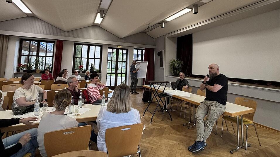 Betriebsrat Karsten Straßburger erläuterte das Tarifangebot der Arbeitgeberseite. Betriebsrat Karsten Straßburger erläuterte das Tarifangebot der Arbeitgeberseite.