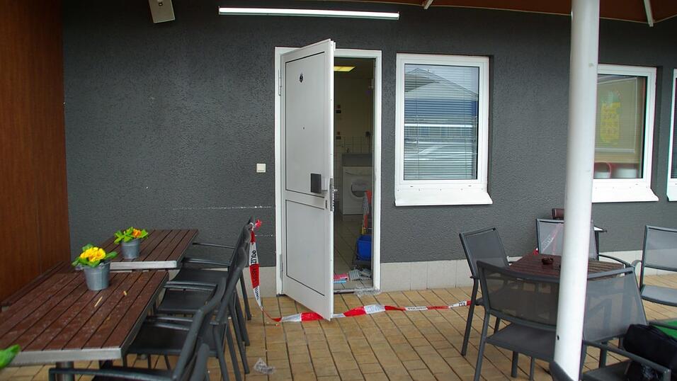 Einbrecher haben in der Nacht auf Dienstag in der McDonald's-Filiale in der Laaberstraße in Dingolfing gewütet. Die Kripo Landshut bittet um Zeugenhinweise. Einbrecher haben in der Nacht auf Dienstag in der McDonald's-Filiale in der Laaberstraße in Dingolfing gewütet. Die Kripo Landshut bittet um Zeugenhinweise.