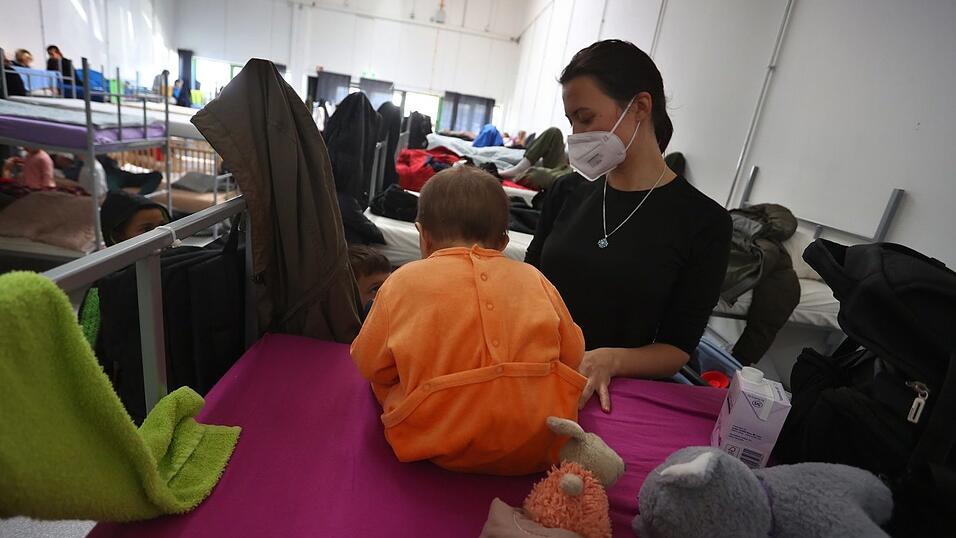 Eine geflüchtete Frau aus der ukrainischen Stadt Donezk beschäftigt sich im Schlafsaal des Anker Zentrums mit ihrer ein-jährigen Tochter Damir. Eine geflüchtete Frau aus der ukrainischen Stadt Donezk beschäftigt sich im Schlafsaal des Anker Zentrums mit ihrer ein-jährigen Tochter Damir.