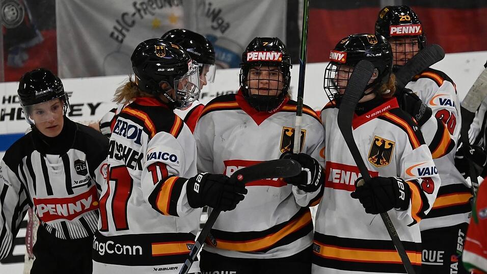 Franziska Feldmeier (r) beklagt Chancenungleichheit für weibliche Eishockeytalente.
