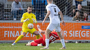 Gegen Schwaben Augsburg (in Wei&szlig;) hat die SpVgg Hankofen einige Torm&ouml;glichkeiten - wie hier Andreas Wagner (liegend, in Rot). Doch wie so oft steht auf der Haben-Seite der Beck-Truppe wieder die Null.
