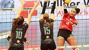 Weiter durchziehen: Die Roten Raben Vilsbiburg um Au&szlig;enangreiferin Jeannette Huskic (rechts) wollen sich in D&uuml;sseldorf keine Bl&ouml;&szlig;e geben und auch als frisch gebackener Meister voll auf Sieg spielen.