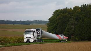 Anfang Oktober 2014 lieferten Schwertransporter die 49 Meter langen Rotorblätter an.