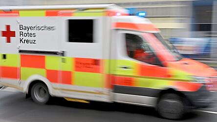 Oft liegt es an kurvenreichen Straßen, dass ein Rettungswagen nicht schneller fahren kann. Oft liegt es an kurvenreichen Straßen, dass ein Rettungswagen nicht schneller fahren kann.