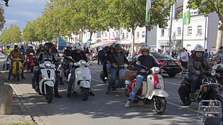 Die B8 voller Vespas war ein toller Anblick. Die B8 voller Vespas war ein toller Anblick.