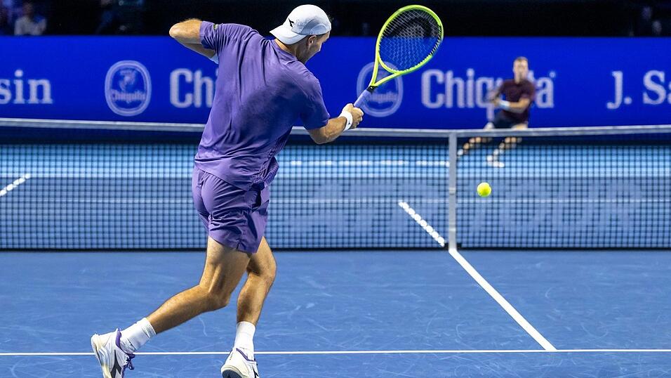 Jan-Lennard Struff verliert das Halbfinale in Basel. Jan-Lennard Struff verliert das Halbfinale in Basel.