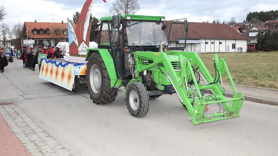 Viele Faschings-Fans haben sich am Samstag den Umzug in Langenbach angesehen. Viele Faschings-Fans haben sich am Samstag den Umzug in Langenbach angesehen.