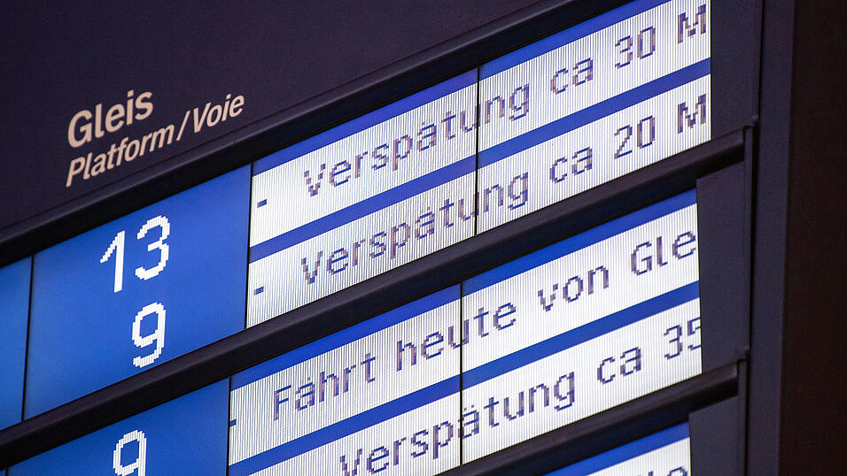 Die Bahn macht, was sie immer macht: Die Bahn hat ihren katastrophalen Ruf bestätigt. Pannen-Highlight: Ein Österreicher schaffte es nach 15 Stunden Fahrt erst zur 70. Minute ins Stadion. Nicht überraschend: Der Bierkonsum im Zug ist gestiegen. Man muss sich die Bahn ja schön saufen.