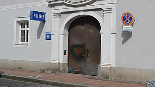 Der Polizeibeamte von der Polizeiinspektion Landshut ist schon mehr als zwei Jahre vom Dienst suspendiert. Auch das spielte eine Rolle bei der Strafzumessung. Der Polizeibeamte von der Polizeiinspektion Landshut ist schon mehr als zwei Jahre vom Dienst suspendiert. Auch das spielte eine Rolle bei der Strafzumessung.