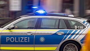 Die Polizei ermittelt, warum der Kran eingest&uuml;rzt ist. (Symbolbild)