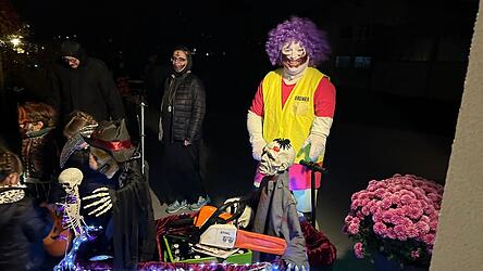 An Halloween ist Heiko Burs in seinem Element. In Zandt ist der 53-J&auml;hrige f&uuml;r seine ausgefallenen Kost&uuml;me bekannt.