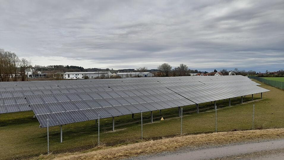 Die PV-Anlage bei Edlkofen soll erweitert werden. Die PV-Anlage bei Edlkofen soll erweitert werden.