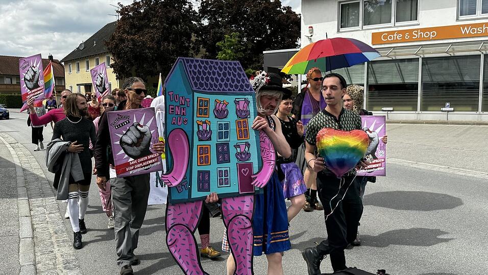 'Tuntenhaus'-Bewohner zogen am Samstag durch Wörth an der Isar, weil sie um den Fortbestand ihres Wohnprojekts fürchten. 'Tuntenhaus'-Bewohner zogen am Samstag durch Wörth an der Isar, weil sie um den Fortbestand ihres Wohnprojekts fürchten.