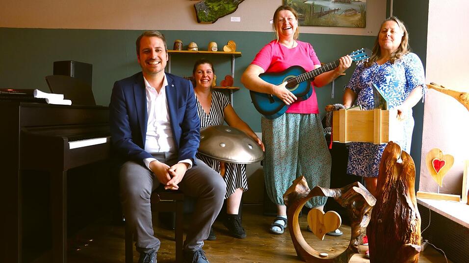 Bürgermeister Matthias Kohlmayer (v.l.), die derzeitige Inhaberin des Café Emmer Regina Klante sowie Elisabeth Betz und Heike Vinoli vom Verein 'Wir und Ois', der das Café im September übernimmt. Bürgermeister Matthias Kohlmayer (v.l.), die derzeitige Inhaberin des Café Emmer Regina Klante sowie Elisabeth Betz und Heike Vinoli vom Verein 'Wir und Ois', der das Café im September übernimmt.