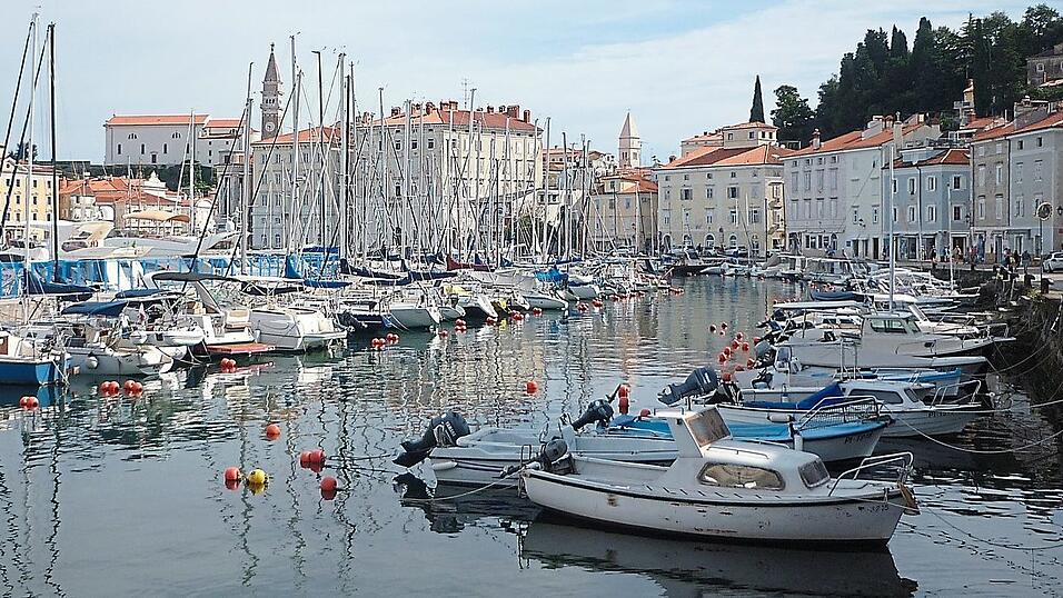 Im Hafen von Piran liegen viele Jachten und auch kleine Fischerboote.