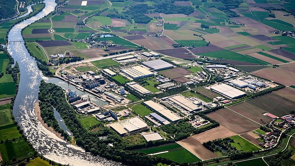 Und was daraus wurde: Der Hafen Straubing-Sand - längst etabliert.
