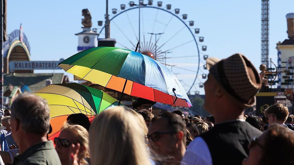 Hochsommerliche Temperaturen auf der Wiesn - da gewährten Schirme zumindest ein wenig Schatten. Hochsommerliche Temperaturen auf der Wiesn - da gewährten Schirme zumindest ein wenig Schatten.