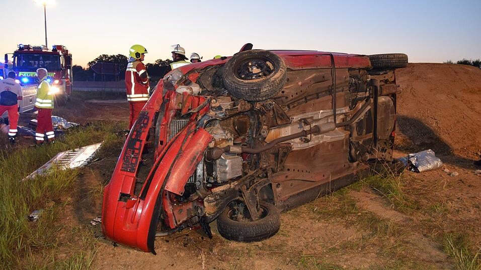 Am Donnerstag in der Früh kam es auf der B15neu, Höhe Ergoldsbach, zu einem schweren Unfall, bei dem drei Männer und eine Frau verletzt wurden. (Symbolbild) Am Donnerstag in der Früh kam es auf der B15neu, Höhe Ergoldsbach, zu einem schweren Unfall, bei dem drei Männer und eine Frau verletzt wurden. (Symbolbild)