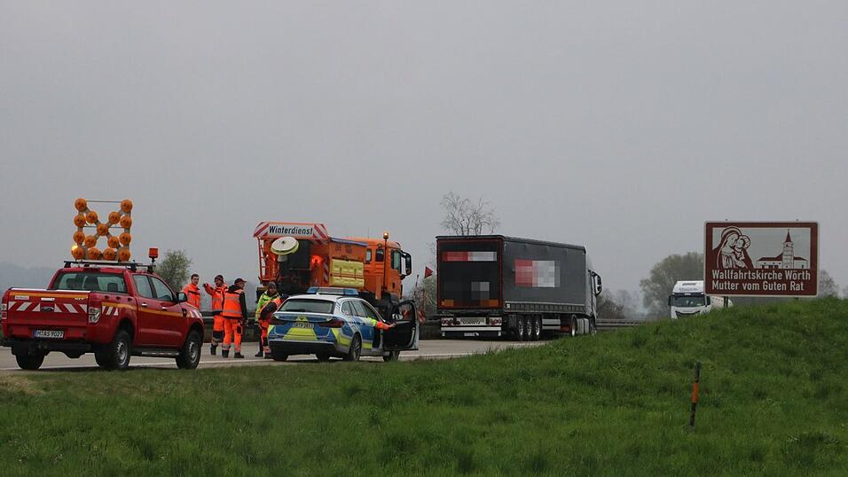 Am Mittwochvormittag hat sich auf der A92 zwischen dem Autobahnkreuz Landshut und Wörth an der Isar ein schwerer Unfall mit einem Lastwagen ereignet. Am Mittwochvormittag hat sich auf der A92 zwischen dem Autobahnkreuz Landshut und Wörth an der Isar ein schwerer Unfall mit einem Lastwagen ereignet.