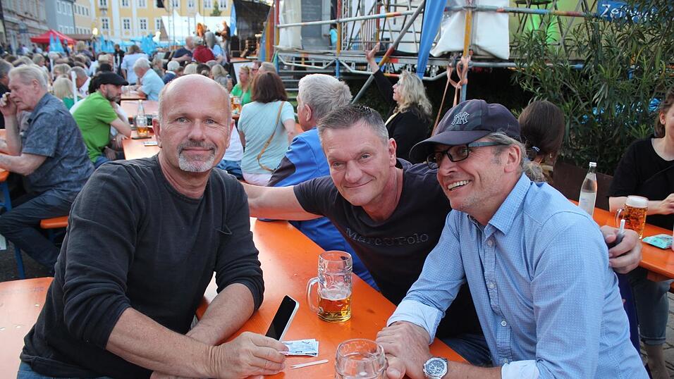 Viele Landshuter genossen ihren Freitagabend auf dem Bismarckplatzfest.