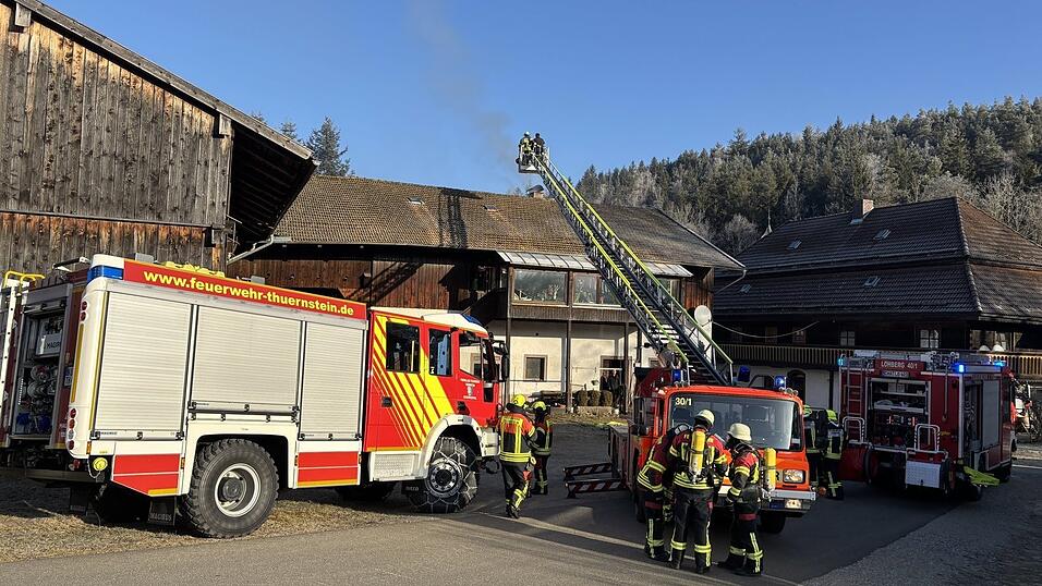 Nach einer Alarmierung als B3 waren die Feuerwehren von Lohberg bis Engelshütt zur Hofstelle geeilt. Nach einer Alarmierung als B3 waren die Feuerwehren von Lohberg bis Engelshütt zur Hofstelle geeilt.