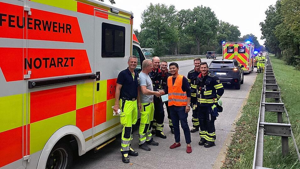 Die Einsatzkräfte gratulierten noch vor Ort. Der Vater (Mitte) hatte auf der A95 als Geburtshelfer tätig werden müssen.