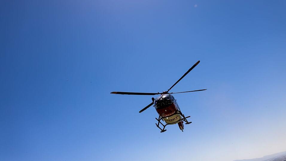 Der 24-J&auml;hrige wurde schwerstverletzt in eine Klinik geflogen. (Symbolbild)