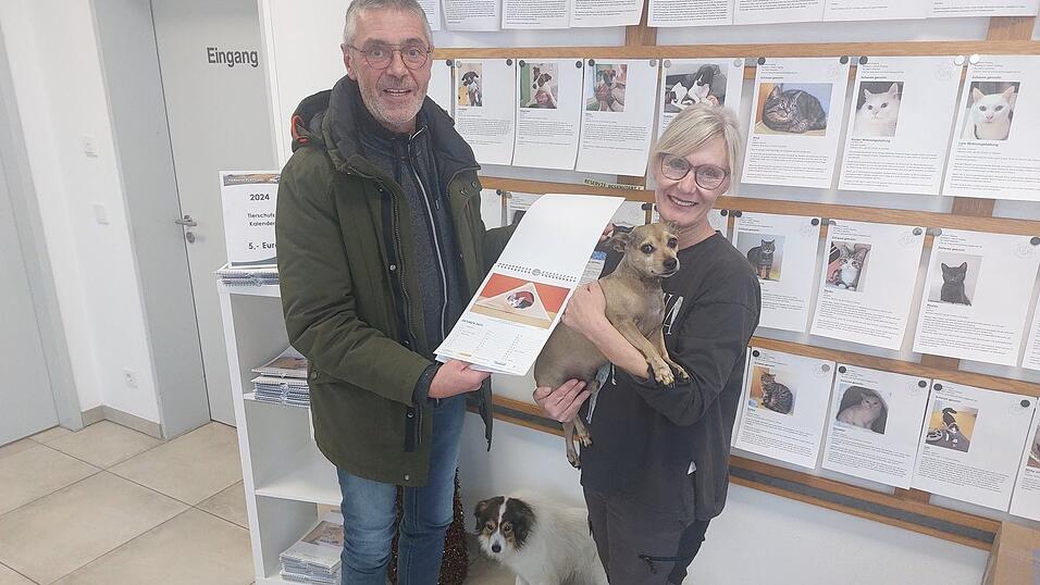 Ideengeberin Heike St&ouml;ger mit dem Tierheimfotografen Hermann Krauth vor der Wand der zu vermittelnden Tiere.