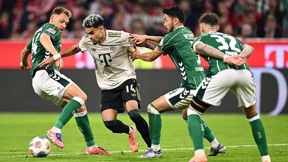 Kaum zu stoppen: Bayern-Angreifer Luis Díaz gegen drei Bremer.