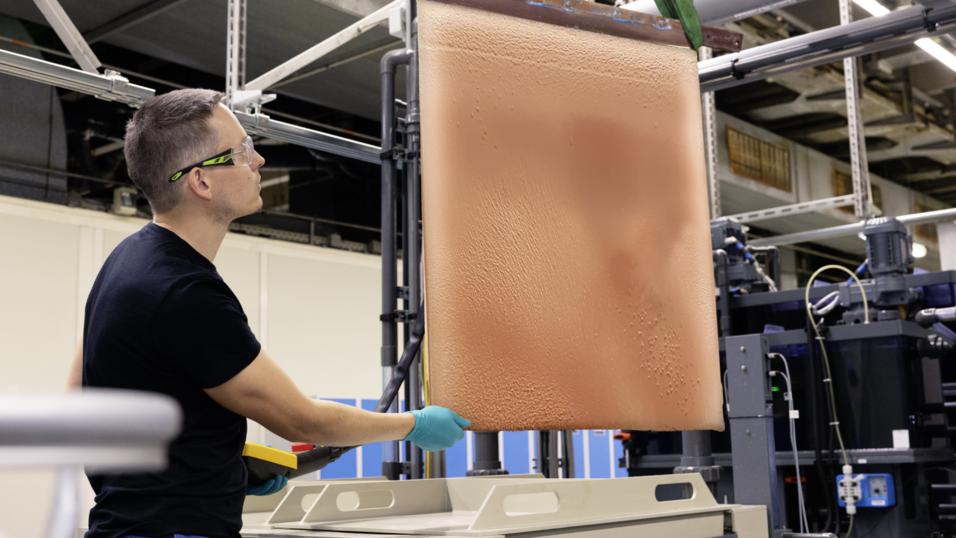 Mitarbeiter Stefan Sitzberger beim Kupferrecycling in der Leiterplattenfertigung.