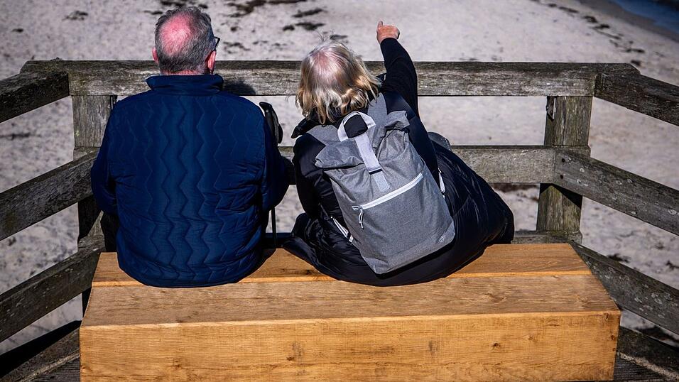 Die Anrechnung des Partnereinkommens f&uuml;hrt oft dazu, dass keine Grundrente flie&szlig;t. (Illustration)