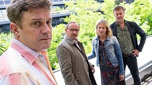 Sebastian Bezzel (links) hat einen Gastauftritt als Max H&auml;mmerle.