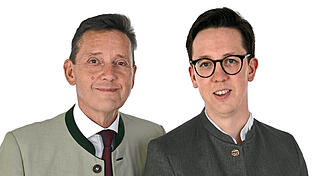 Anton Nothaft (links) ist seit 1988 Festwirt auf dem Gäubodenvolksfest. „Das Volksfest fördert den gesellschaftlichen Zusammenhalt“, sagt Anton Nothaft junior (rechts).