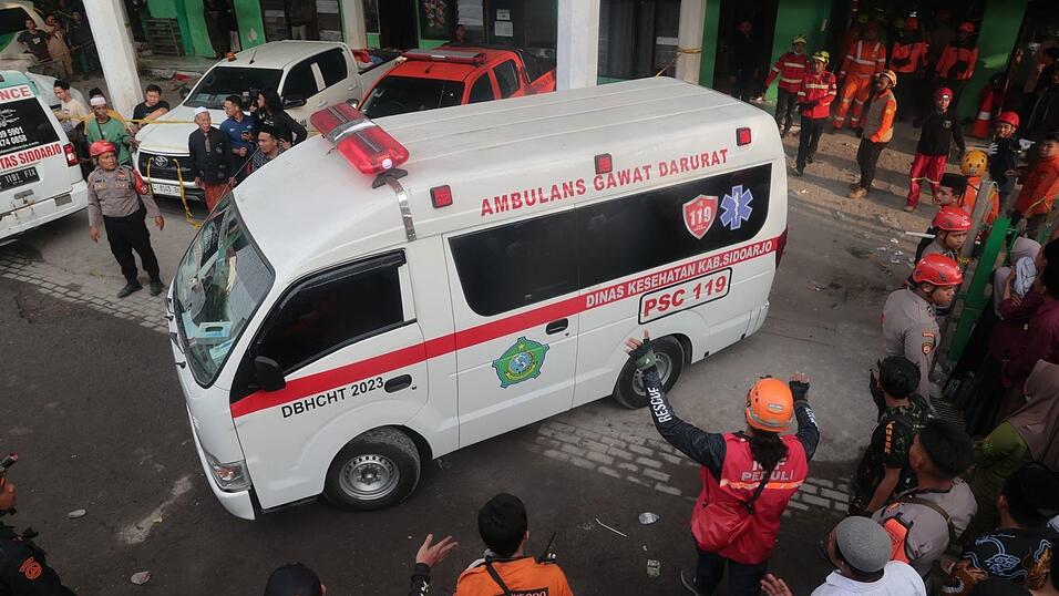 Zahlreiche Krankenwagen waren im Einsatz. Zahlreiche Krankenwagen waren im Einsatz.