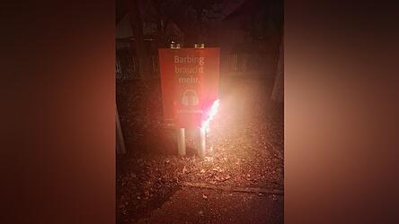 Am Montagabend brannte gegen&uuml;ber dem Gasthaus Deutsch dieses SPD-Wahlplakat.